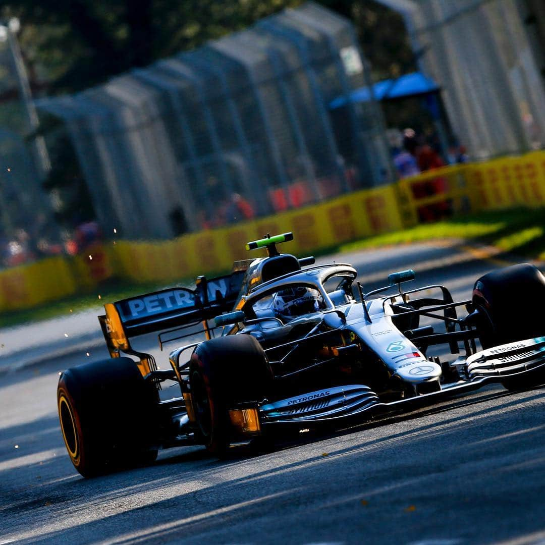 MERCEDES AMG PETRONASさんのインスタグラム写真 - (MERCEDES AMG PETRONASInstagram)「That battle for pole!! ⚔️ @valtteribottas pushing @lewishamilton to the limit! Took a special lap from the Melbourne master to edge the Finn by just a tenth for P1! Double-tap and let’s see some love for VB! 💙🔥👊 • • • #MercedesAMGF1 #Mercedes #F1 #VB77 #PETRONASmotorsports #AusGP」3月16日 23時03分 - mercedesamgf1