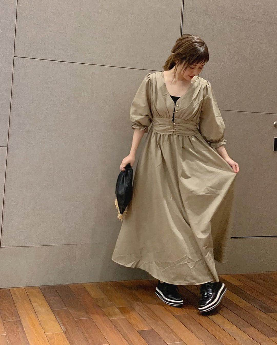 田中里奈さんのインスタグラム写真 - (田中里奈Instagram)「気まぐれ私服show〜。﻿﻿ ﻿﻿ ・ワンピース…@fifth_store ﻿﻿﻿﻿﻿﻿ ・ネックレス、リング、ピアス…﻿@latia.official﻿﻿ ・靴…@isntshe_official ﻿﻿ ・カバン…@ajew_official ﻿﻿ ﻿﻿﻿﻿ 今日は大地の芸術祭のディレクター #北川フラム さんの文化功労者受賞のお祝いの会、ということで、カジュアルすぎないワンピースコーデで。﻿﻿ fifthの #ウエストギャザーロングワンピース は一枚でも様になっていい感じ💛﻿﻿ ﻿﻿ バッグは愛用してるiPhoneケースでお馴染みのajewのもの。﻿﻿ ajewはiPhoneケースだけじゃなくてカバンとかも可愛いんだよー☝︎﻿﻿ ﻿﻿﻿﻿﻿﻿ #fifth #fifthtl #フィフス #rina_outfit #ootd ﻿﻿ ﻿﻿ オフィシャルサポーターとして、いいメンバーで大地の芸術祭に関われて本当に幸せだな〜✨﻿﻿ 人に恵まれることは何よりの幸せだ。﻿ ﻿ 【追伸】前髪を更に切りました。」3月16日 23時06分 - tanakaofficial