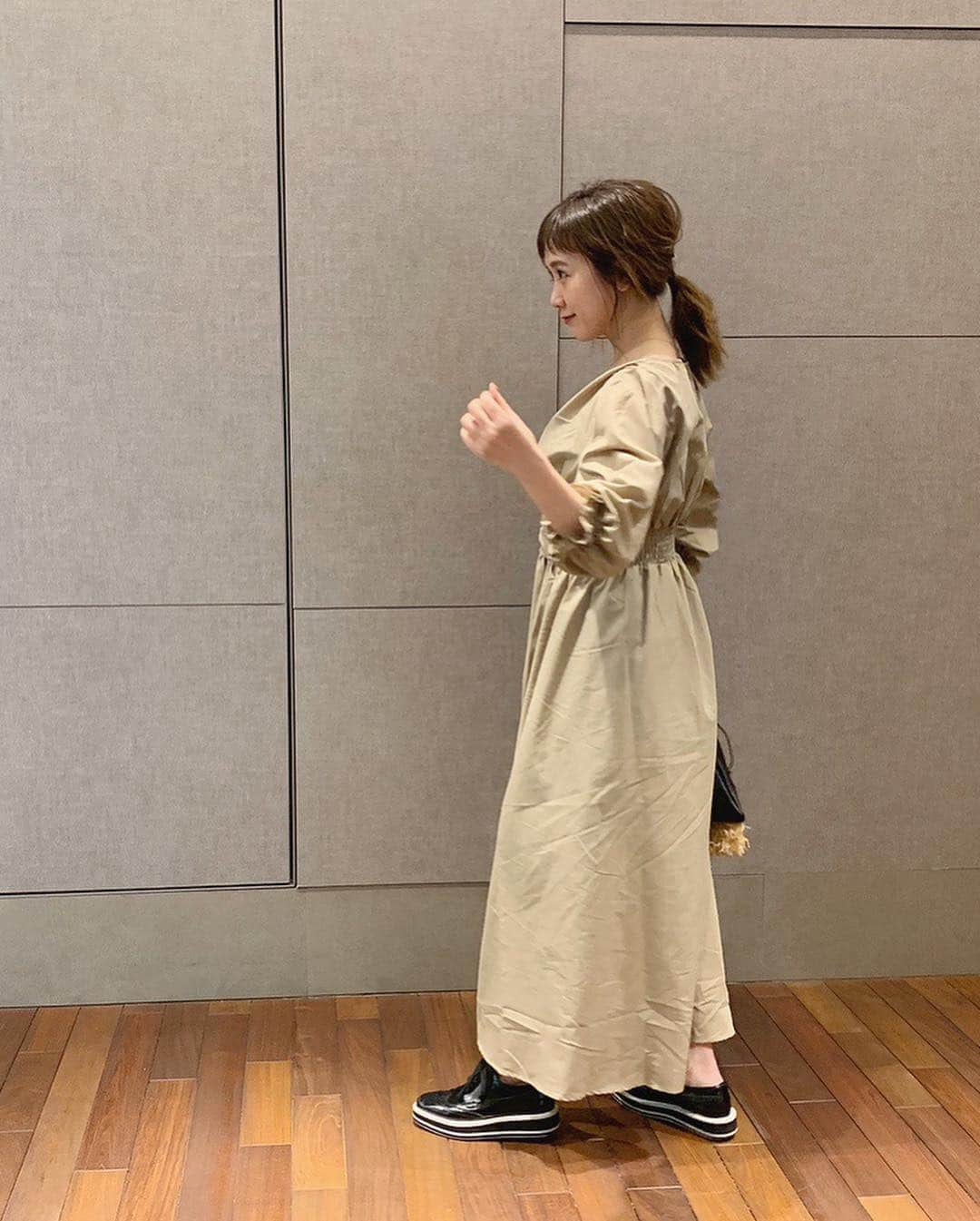 田中里奈さんのインスタグラム写真 - (田中里奈Instagram)「気まぐれ私服show〜。﻿﻿ ﻿﻿ ・ワンピース…@fifth_store ﻿﻿﻿﻿﻿﻿ ・ネックレス、リング、ピアス…﻿@latia.official﻿﻿ ・靴…@isntshe_official ﻿﻿ ・カバン…@ajew_official ﻿﻿ ﻿﻿﻿﻿ 今日は大地の芸術祭のディレクター #北川フラム さんの文化功労者受賞のお祝いの会、ということで、カジュアルすぎないワンピースコーデで。﻿﻿ fifthの #ウエストギャザーロングワンピース は一枚でも様になっていい感じ💛﻿﻿ ﻿﻿ バッグは愛用してるiPhoneケースでお馴染みのajewのもの。﻿﻿ ajewはiPhoneケースだけじゃなくてカバンとかも可愛いんだよー☝︎﻿﻿ ﻿﻿﻿﻿﻿﻿ #fifth #fifthtl #フィフス #rina_outfit #ootd ﻿﻿ ﻿﻿ オフィシャルサポーターとして、いいメンバーで大地の芸術祭に関われて本当に幸せだな〜✨﻿﻿ 人に恵まれることは何よりの幸せだ。﻿ ﻿ 【追伸】前髪を更に切りました。」3月16日 23時06分 - tanakaofficial