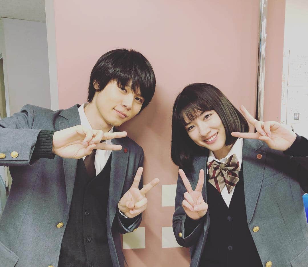 日本テレビ「3年A組-いまから皆さんは、人質です-」のインスタグラム：「✌️✌️✌️✌️ #永野芽郁 #萩原利久 #3A」