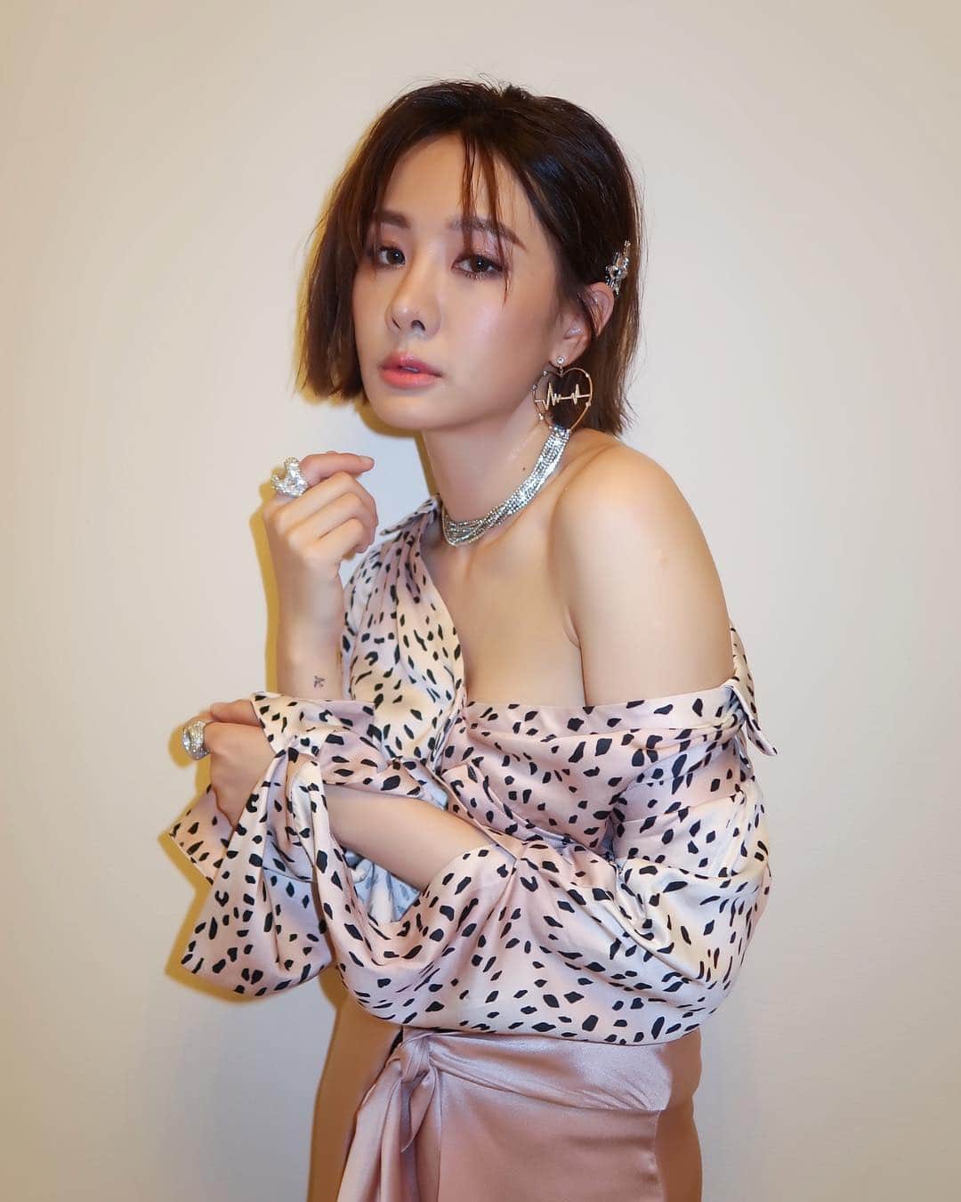 アンバー・アンさんのインスタグラム写真 - (アンバー・アンInstagram)「謝謝高雄，好像在走廚房！😘❤️我肚子餓了 Top @hellessy @lanecrawford  Earring @swarovski Ring @atelierswarovski Booties @stuartweitzman  Styled by @pipa.creative #PIPAstyling Make up by @clairechengmakeup  Hair by @u88na  #唱跳人生」3月16日 23時07分 - xinya_an