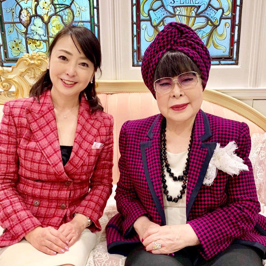 牛窪万里子さんのインスタグラム写真 - (牛窪万里子Instagram)「ラジオ「魅力！女子力」の収録で桂由美さんのオフィスへ伺いました。  桂由美さんは高校の母校 「共立女子学園」の大先輩でもあり、拙著「初対面の相手もおもわず本音をもらすアナウンサーの質問レシピ」（総合法令出版）にもご登場頂いたりと沢山のご縁を頂いています！  今回は2月27日に開催されたコレクションのお話やブライダルファッションに寄せる想いなど伺いました。  詳しくはプロフィールのAmeba公式ブログをご覧下さいね♬ #桂由美 #ブライダル #ブライダルファッション #ブライダルファッションデザイナー #ラジオ #収録 #共立女子中学高等学校  @yumikatsura_」3月16日 23時09分 - mariko_ushikubo