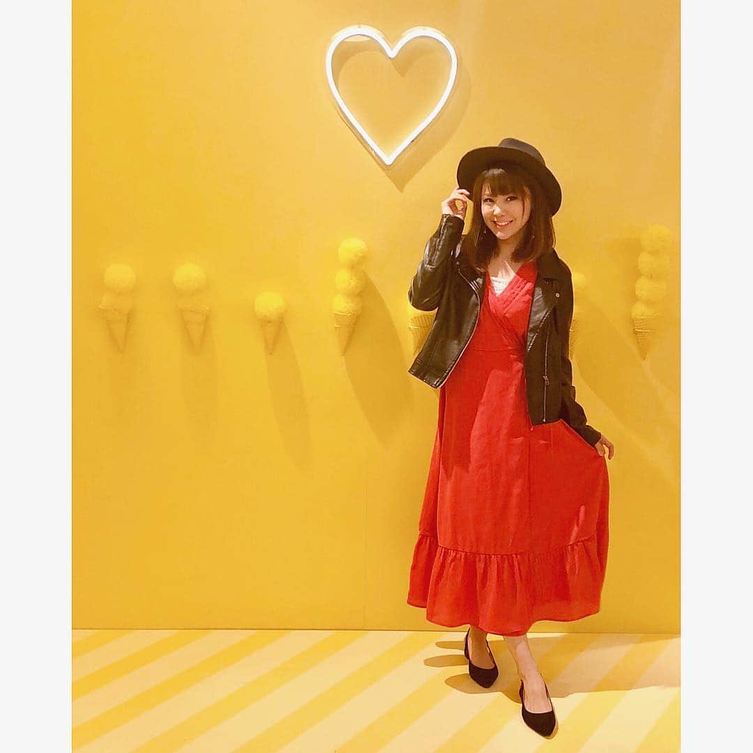 長谷川真美さんのインスタグラム写真 - (長谷川真美Instagram)「👗💕 #まあみコーデ 💗 ・ パキッとしたカラーが可愛い @roomys_official #roomys の 2WAYカシュクールワンピース😍✨ ・ #ワンピース としてきても #ガウン としてきても可愛いの！！！ 今度ガウンのコーデ載せるね✨ ・ #roomys_style」3月16日 23時15分 - maami.hase