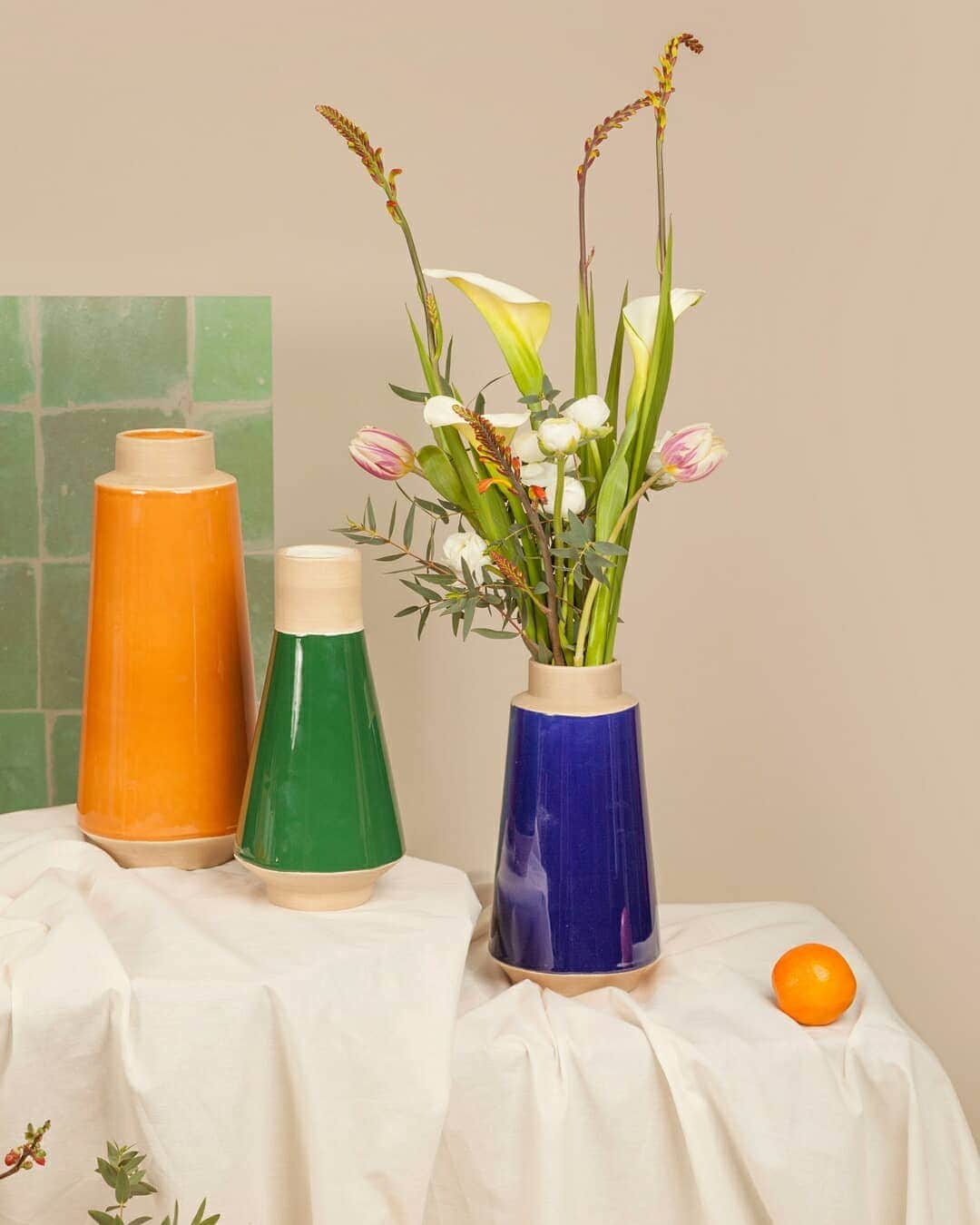 ベンシモンのインスタグラム：「MAISON BENSIMON Nouvelles nuances pour cette nouvelle saison. Orange sanguine, bleu nuit et vert malachite habillent ces vases bi-matière à la finition ultra-brillante. > Nouvelle collection disponible en Mai 2019. 🇬🇧 New tones for new season. Blood orange, midnight blue and malachite green... three new colors which dress these bi-material vases with ultra-brilliant finish. > Available in May 2019. #bensimon #moisdeladeco #deco #maisonbensimon」