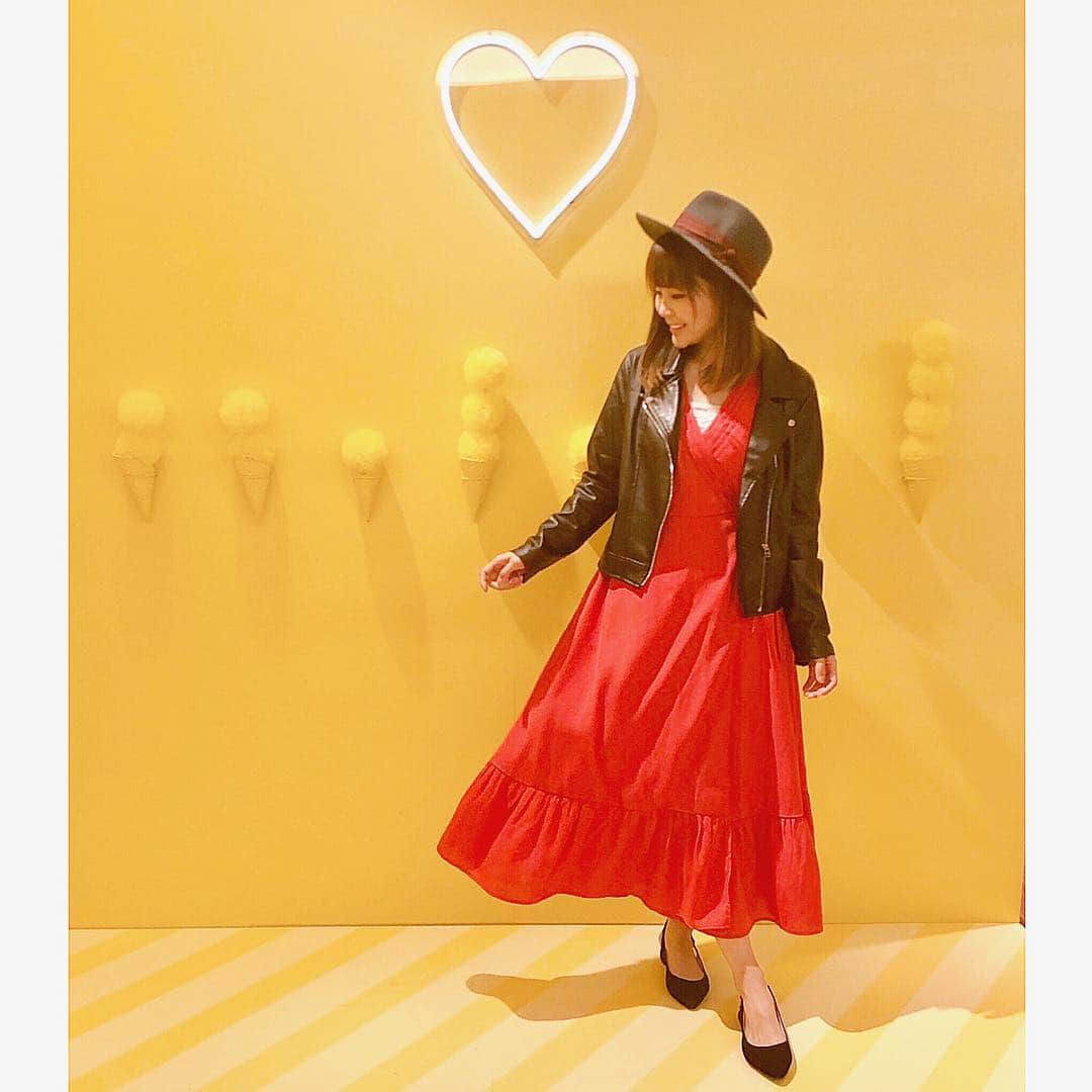 のインスタグラム：「👗💕 #まあみコーデ 💗 ・ パキッとしたカラーが可愛い @roomys_official #roomys の 2WAYカシュクールワンピース😍✨ ・ #ワンピース としてきても #ガウン としてきても可愛いの！！！ 今度ガウンのコーデ載せるね✨ ・ #roomys_style」