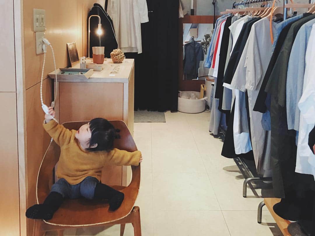 naoko tawaraのインスタグラム：「今日は娘と足を伸ばして三ノ宮の @____bota さんへ。もう抜群に好みなセレクトばかりでいつもインスタみて萌えてますが、お店もほんっとに素敵。ディスプレイにも遊び心があってみていて飽きない。 そして今日から @sen_kyoto の企画もスタートしていて、久しぶりに西本さんにもお会いできました◎ 展示什器に @graf.studio のワークテーブルがあり、クロスをまいた使い方もかわいかったです。 娘のおもちゃにとかしていただいた @a.j.o.y のボールがかわいくて、娘も気に入って遊んでました。たっきーさんにも西本さんにも娘の相手していただき、わたしも、たくさんお話しして楽しいひと時でした〜あっという間に夕方でした。遊び疲れたのか、帰りの電車で娘は爆睡でした笑 ありがとうございました。 もっと神戸にも遊びにきたいなー #bota #kobe #sannomiya #shop #selectshop #design #interior #sen #furniture #三ノ宮 #神戸 #生後11ヶ月」