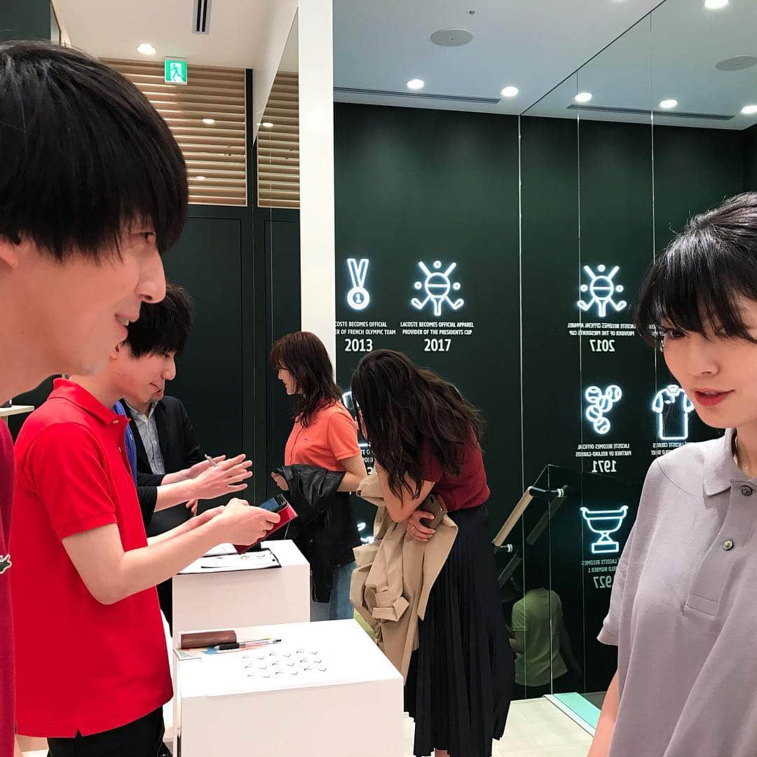 森貴美子さんのインスタグラム写真 - (森貴美子Instagram)「昨日「ラコステ銀座店」のオープニングイベントに 同じ事務所の佐藤純ちゃん @junsatoidea と行ってきました🐊🌟❤️ イベントでラコステ成り立ちからその長い歴史の中にある様々な物語を知り、そしてポロシャツのカラーをテーマに人気占い師のイヴルルド遥華さんのトークショー、メンズ占いグループcodeさんに個別鑑定をしてもらい、てんこ盛りのスペシャルイベントでした✨ 私はグレーを選んだけれど、うすい黄色やピンクも可愛かったな…💖 夏に向けて、真っ赤や真っ青も気になります☺️ 銀座の並木通りにオープンする新店に、ぜひ足を運んでみてください。 🐊🐊🐊 #ラコステ #ラコステ銀座店 #lacoste🐊  #ラッキーポロ #wwd_jp_pr  #佐藤純 ちゃん #라코스테  #긴자  #일본모델」3月16日 23時31分 - morikimi_morikimi