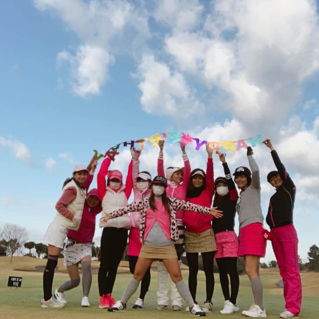 安藤あいかさんのインスタグラム写真 - (安藤あいかInstagram)「かき集めのピンク。集合写真はいいかんじだけど、一人一人見て行くと怪しい人もチラホラ  #組長杯 #お誕生日 #ドレスコードピンク #ゴルフ女子 #golf」3月16日 23時18分 - aikaando