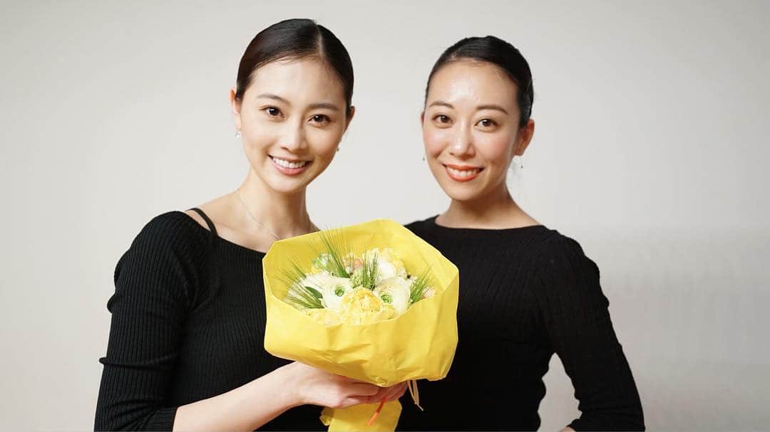 のインスタグラム：「Akari Ballet Studioをお手伝いしてくれている千紘先生と♡ 発表会終演後の一コマ✨ . スタジオも出来たし、発表会も終わったし いよいよ本格的に生徒募集を打ち出します！ 集客未経験すぎて、右も左も状態ですが 生徒達も、親御さん方も、講師陣も みんなが協力してくれていて 和田、泣きそうです。 それだけでもう頑張れます！ . お教室のチラシを置いてくれたり、お友達を誘ってくれたり、SNSで拡散してくれたり、近隣にポスティングをしてくれる生徒さんまで😭 なんてハートフル。。 . ４月は出会いの季節☺︎ 今年もいい出会いがたくさんありますように✨  #バレエ #バレエ教室 #習い事 #美容 #健康 #バレリーナ #dancer #ballet #balletclass #舞台 #ステージ #体験レッスン #お稽古 #生徒募集 #出逢いに感謝 #バレエ講師 #子供習い事 #世田谷区 #studio #スタジオ #三軒茶屋 #東京 #三茶 #春 #出会い #バレエレッスン #幼稚園 #女の子 #ママ #子ども」