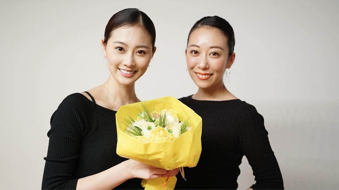 和田安佳莉さんのインスタグラム写真 - (和田安佳莉Instagram)「Akari Ballet Studioをお手伝いしてくれている千紘先生と♡ 発表会終演後の一コマ✨ . スタジオも出来たし、発表会も終わったし いよいよ本格的に生徒募集を打ち出します！ 集客未経験すぎて、右も左も状態ですが 生徒達も、親御さん方も、講師陣も みんなが協力してくれていて 和田、泣きそうです。 それだけでもう頑張れます！ . お教室のチラシを置いてくれたり、お友達を誘ってくれたり、SNSで拡散してくれたり、近隣にポスティングをしてくれる生徒さんまで😭 なんてハートフル。。 . ４月は出会いの季節☺︎ 今年もいい出会いがたくさんありますように✨  #バレエ #バレエ教室 #習い事 #美容 #健康 #バレリーナ #dancer #ballet #balletclass #舞台 #ステージ #体験レッスン #お稽古 #生徒募集 #出逢いに感謝 #バレエ講師 #子供習い事 #世田谷区 #studio #スタジオ #三軒茶屋 #東京 #三茶 #春 #出会い #バレエレッスン #幼稚園 #女の子 #ママ #子ども」3月16日 23時22分 - akariwada_official