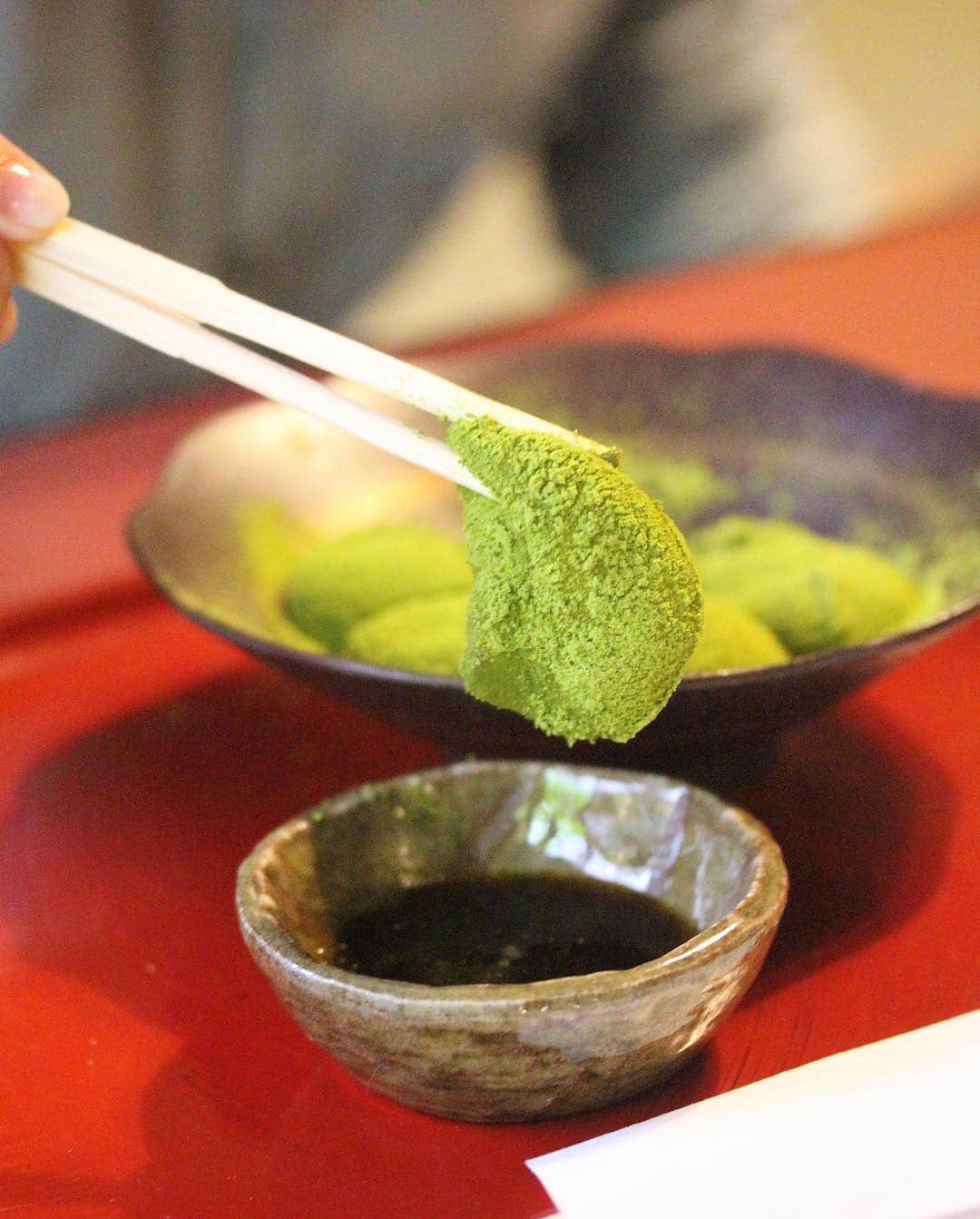 のインスタグラム：「{抹茶わらび餅} Matcha...ain’t truly a pursuit of the bitterness. But it isn’t wrong if you like your matcha to be bitter. I’m growing to appreciate mellower flavors and it’s probably all about lifting it to a fine balance. Or is this a sign of aging? #初老的症状 • • #dairycreameatsjp #japan #japanese #tokyo #東京#desserts #igersjp #retrip_gourmet #japan #yummy #igfood  #foodporn  #instafood #vscofood #gourmet #カフェ  #bonappetit #cafe #ケーキ #デザート #スイーツ #cake #delicious #burpple #sweets #sgfoodies #matcha #抹茶 #和菓子」