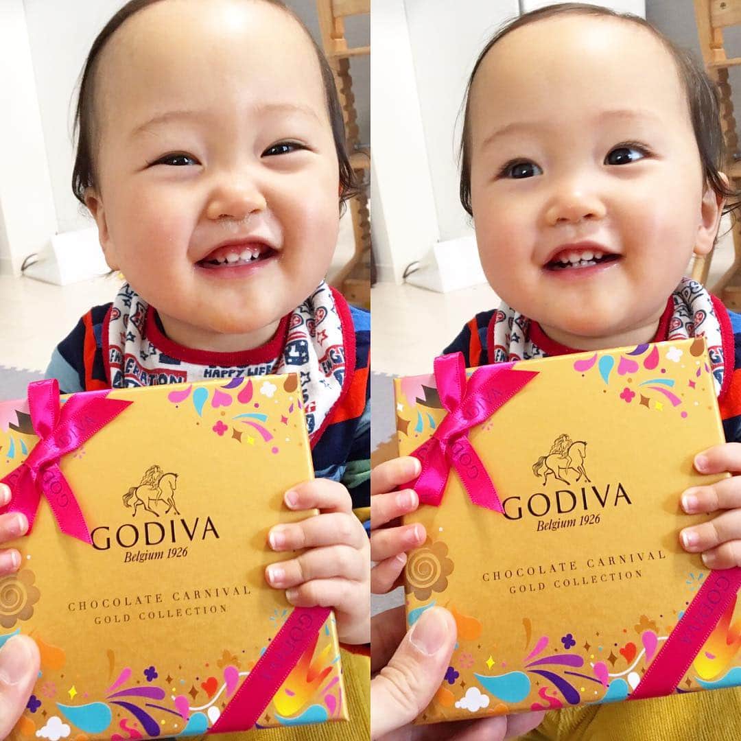 菅野広恵さんのインスタグラム写真 - (菅野広恵Instagram)「＊＊＊ ひーくんからママにホワイトデー❤️ と見せかけて、パパから^_^w ・ ホワイトデー当日は、私には無いのか😭とブーブ言ってしまい、喧嘩になってしまいましたがw ・ 今日私が仕事に行ってる間にひーくんと買いに行ってくれたんだって😭💓 ・ 別に何かが特別欲しいわけではないけど、私のために選んでくれたっていう過程、その気持ちが嬉しいんです😭 そういう気持ちが無くなってしまうのは悲しいな。。。と思っていたから嬉しかった😭💓 もらった時涙がでそうになってしまった🤣w ・ 何よりひーくんのこの笑顔の写真が見れた事は幸せだ^_^ ・ #ママリ  #新米ママ  #男の子ママ  #育児日記  #ベビフル #子連れ #親子リンクコーデ #赤ちゃん #1歳4ヶ月  #赤ちゃんの成長 #育児中  #関西ママ #関西ママ友募集  #親バカ部  #親バカ部ig_baby  #ママ友募集中  #赤ちゃんとお出かけ #赤ちゃんの笑顔 #生後15ヶ月 #赤ちゃんのいる生活  #ベビーファッション #mamagirl  #ニコニコベビー #赤ちゃん肌 #ベビー服 #ベビーグッズ #2017_autumn_baby部  #コドモノ #子供服 #ホワイトデー」3月16日 23時27分 - hiroesugano