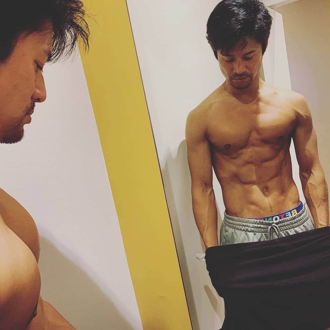 のインスタグラム：「【FITNESS】38歳と9ヶ月にもなると腹筋や上腕二頭筋を維持するのもなかなかにしてキツイ  バスンバスンにトレーニングした後に、 RENクン @ren19790209 に撮ってもらった1枚  三角筋がまだまだですね  ウエイトも好き、 RUNNINGも好きなのだけども、ランナーのカラダにはなりたくなくて、、、 スーツやスポーツウェアを着るには大胸筋と三角筋があったほうが良くて、、、 でもファッションのときは筋肉はいらなくて、、、 アウトドアウェアのときはあったほうが良くて、、、 自転車ウェアのときは、大腿四頭筋が必要で、、、 いろいろな調整をしながらやっています  みんなどうやって調整しているのだろう  #BETONES #ビトーンズ #training #トレーニング #nasmトレーナー #プロテインは毎日飲んでいます #たまにクレアチニン #たまにグルタミン #MCTオイルも #最近は別のサプリメントも取り入れていますが #ヒミツです #ケトルベルにもハマっています #kettlebell #ケトルベルが1番良い気がしています #動きが入るので神経鍛えられて #サイコーなんです #mensmodel #japanesemensmodel #山下筋」