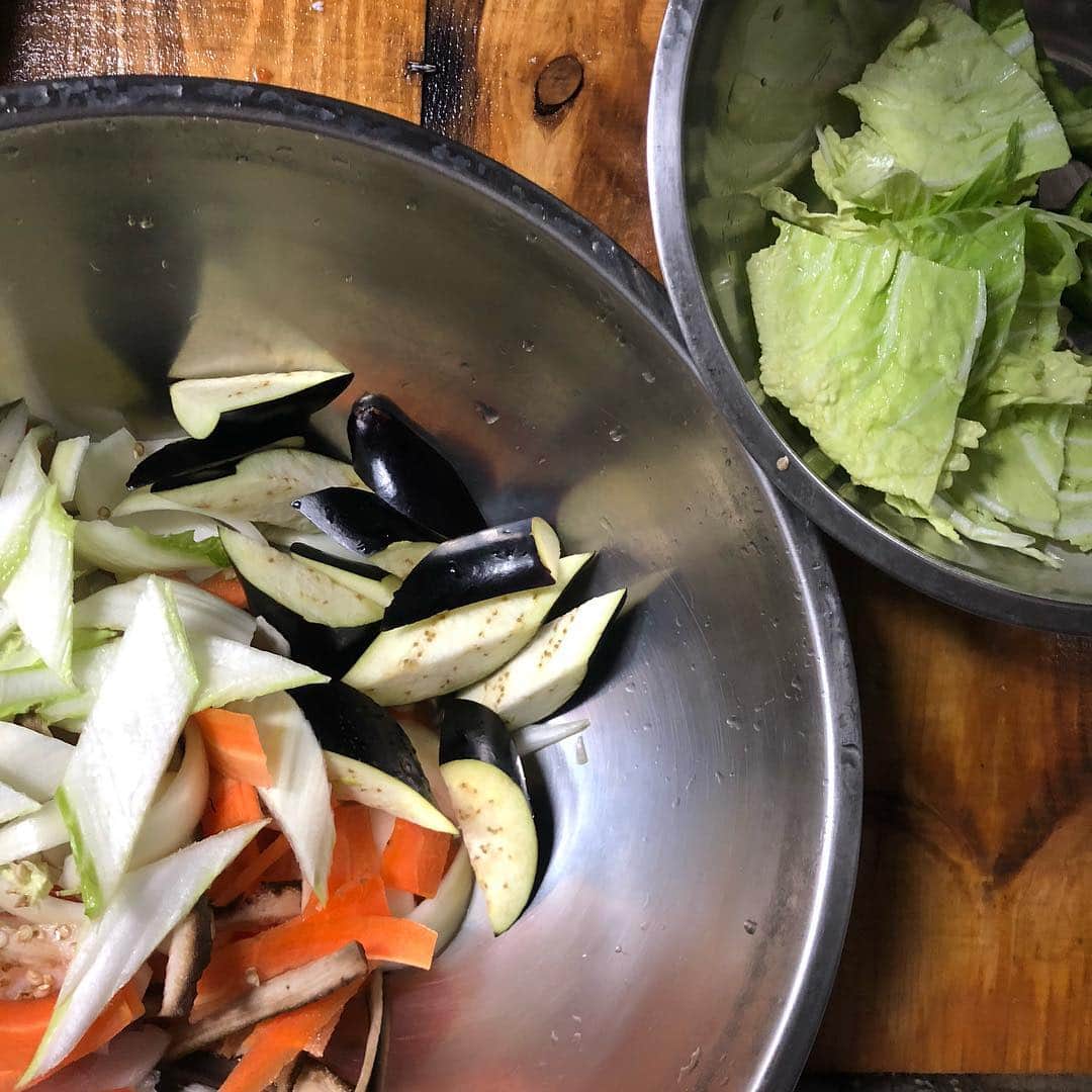 直樹 加藤さんのインスタグラム写真 - (直樹 加藤Instagram)「.. 今日は、白菜とピーマン、ナス、人参、ゴボウでいつもの旨味出汁炒めです。 . 50度洗いで、野菜をシャキッとさせてから、グレープシードオイルをコーティングして、沸騰した旨味出汁に入れて炒めます。 . 野菜を瑞々しい状態に仕上げるベストな炒め方だと思います。 . 昨日抜いたカベルネと合わせています。 . やっぱり、このワイン、3日目以降の方が絶対美味しいですね。果皮や種子の苦渋が、まだ硬いです。 . もっと美味しくなるワインです^_^ . ロングランで楽しんでもらいたいですね。 .. #西七条お家ごはん #西七条ワイン好き #西七料理好き #ワイン #デイリーワイン #ワインと共に #ワインと合う#料理 #男の料理 #お家ごはん  #ワイン好き #ワイン好きな人と繋がりたい #pin #ダイエット料理 #太らない食事 #七条御前 #西七条 #薄毛改善 #毛艶 #七条御前 #西七条 #梅小路 #七条七本松 #御前 #デイリーワイン #安うまワイン #試飲販売 #試飲 #試飲できます」3月16日 23時33分 - daimonjiyakatonaoki