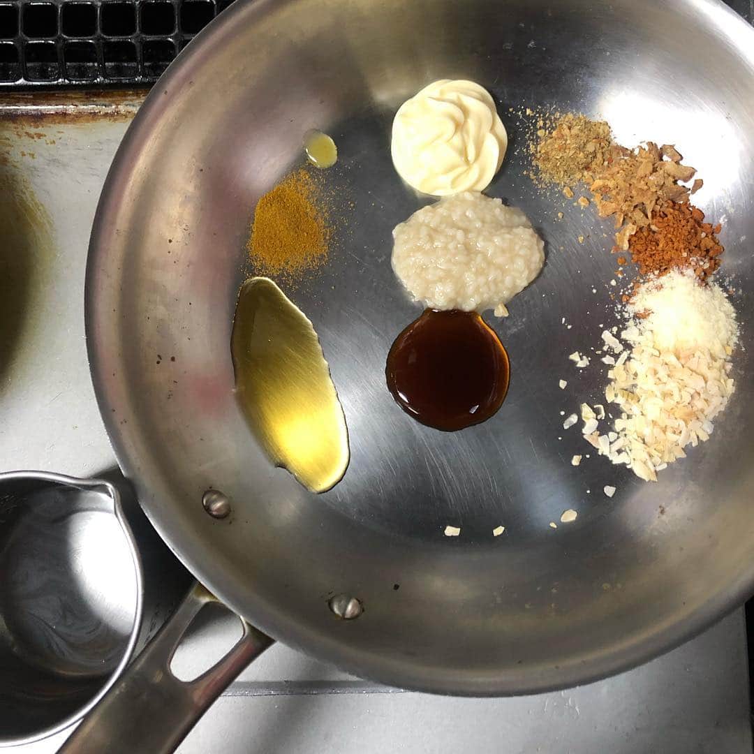 直樹 加藤さんのインスタグラム写真 - (直樹 加藤Instagram)「.. 今日は、白菜とピーマン、ナス、人参、ゴボウでいつもの旨味出汁炒めです。 . 50度洗いで、野菜をシャキッとさせてから、グレープシードオイルをコーティングして、沸騰した旨味出汁に入れて炒めます。 . 野菜を瑞々しい状態に仕上げるベストな炒め方だと思います。 . 昨日抜いたカベルネと合わせています。 . やっぱり、このワイン、3日目以降の方が絶対美味しいですね。果皮や種子の苦渋が、まだ硬いです。 . もっと美味しくなるワインです^_^ . ロングランで楽しんでもらいたいですね。 .. #西七条お家ごはん #西七条ワイン好き #西七料理好き #ワイン #デイリーワイン #ワインと共に #ワインと合う#料理 #男の料理 #お家ごはん  #ワイン好き #ワイン好きな人と繋がりたい #pin #ダイエット料理 #太らない食事 #七条御前 #西七条 #薄毛改善 #毛艶 #七条御前 #西七条 #梅小路 #七条七本松 #御前 #デイリーワイン #安うまワイン #試飲販売 #試飲 #試飲できます」3月16日 23時33分 - daimonjiyakatonaoki