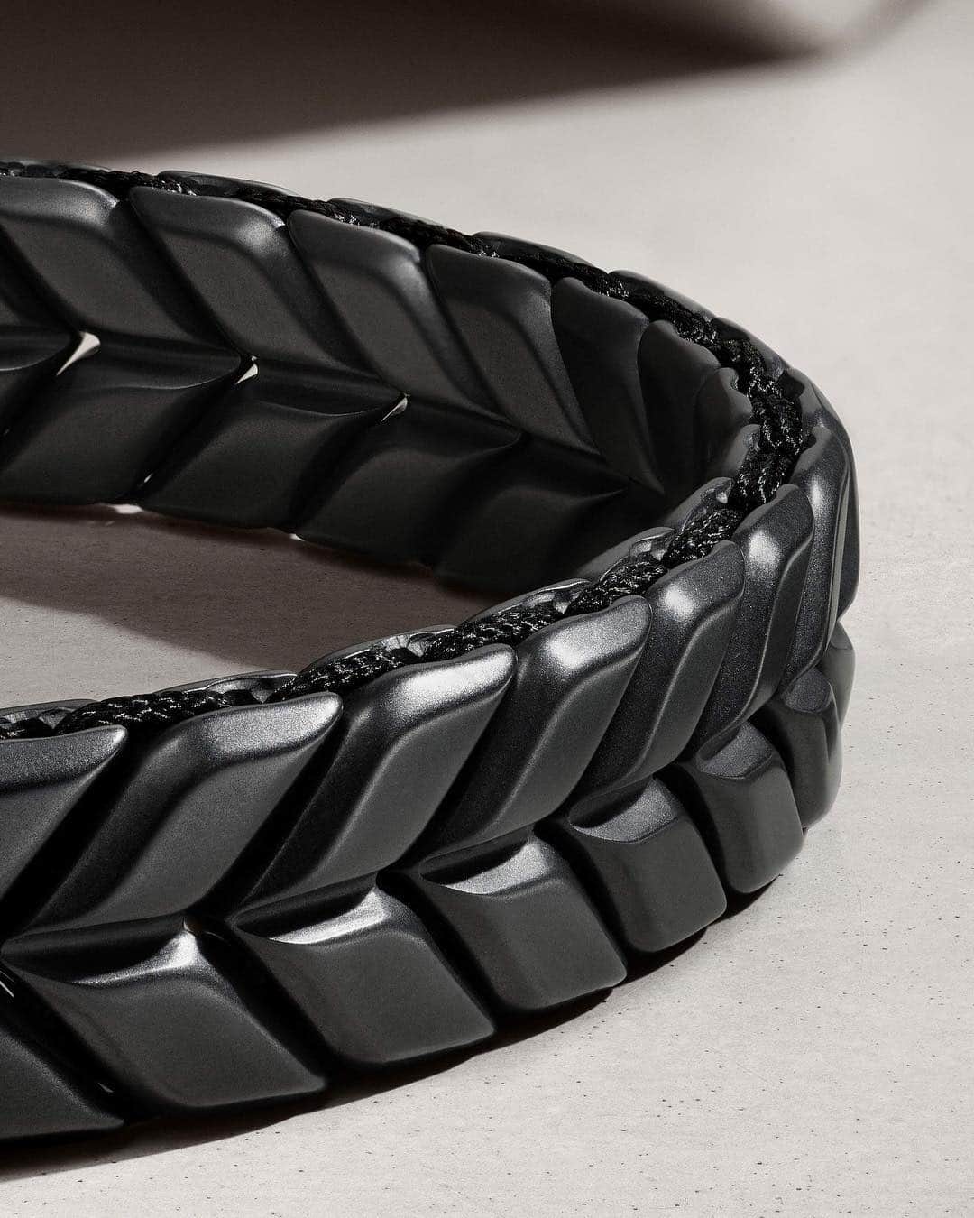 デイビット・ユーマンさんのインスタグラム写真 - (デイビット・ユーマンInstagram)「Black out. ⚫️ • Assembled by hand, a new Chevron bracelet combines precision-milled black titanium with a flexible nylon core. • Don’t wait for the lights to come on. #TapToShop now. #DavidYurmanMen」3月16日 23時33分 - davidyurmanmen
