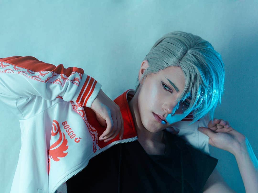 Geheさんのインスタグラム写真 - (GeheInstagram)「some pictures form yesterday's shoot as Viktor ⛸️ Now that I have portable  speedlights I can make shoots outside too! I'm very excited for that ahhh #viktornikiforov #yurionice #cosplay」3月16日 23時41分 - geheichou