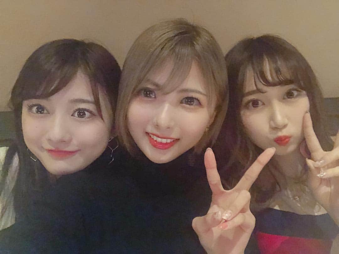 岡田栞奈のインスタグラム：「夜はこのメンバーで❤️ 大好きなやさい屋めいで 野菜しゃぶしゃぶ🍲🥬 今週会うの3回目笑 会いすぎ🤣🤣🤣 #女子会 #ディナー #やさい家めい #麻布十番 #野菜しゃぶしゃぶ」