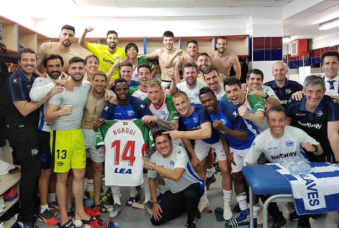 フェルナンド・パチェコのインスタグラム：「Victoria muy importante que va x ti hermano @jfburgui21 somos una familia 💪💪. Muy feliz tb por mi partido 100 en @laliga con el @deportivoalaves #elgloriosonuncaserinde」