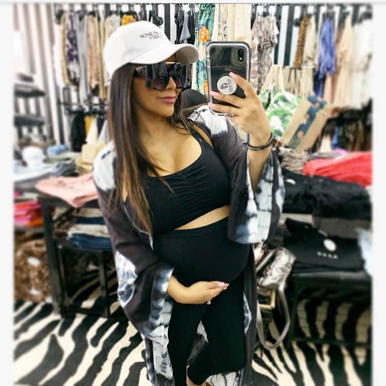 ニコール・ ポリッツィのインスタグラム：「MAWMA’S! Come shop this St. Patty’s weekend! $15 rack sale & new spring arrivals 🙏🏽🌈 63 Main St, Madison NJ OPEN TILL 7pm ❤️」