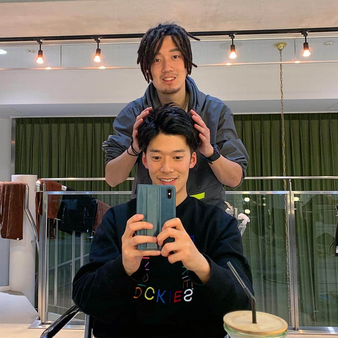 のインスタグラム：「弟（美容師）（ドレッド）（僕よりデカい）にカットカラーしてもらいました。真っ黒です  今カラーモデル探してるそうで 興味ある方は連絡してあげて下さい^ ^  #美容室 #堀江 #SUMI #肩上1000円 #肩下2000円 #材料費」