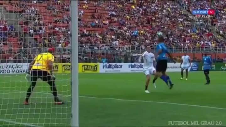 アレッサンドロ・ローザ・ヴィエイラのインスタグラム：「VIDEO-Passe do R10 @ronaldinho pra valorizar o vídeo! 👟⚽️ #DeixaentrarSidão」