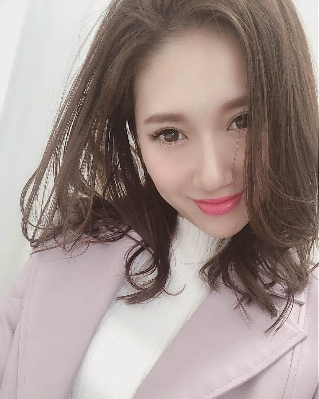 のインスタグラム：「皆様。 お祝いのお言葉ありがとうございました☺️✨ 私事ですが、25歳になりました☺️ ㅤㅤㅤㅤㅤㅤㅤㅤㅤㅤㅤㅤㅤ 遂に25😳 24の一年間色々あったなぁーと思い返してみてました🙄 仕事もプライベートも沢山経験をして、また色々感じられた一年でした。 ㅤㅤㅤㅤㅤㅤㅤㅤㅤㅤㅤㅤㅤ 人生って人それぞれ色んな進み方があって、みんなそれぞれの運命で頑張って生きていて悩みって尽きないけど、今周りにいる人たちって本当に温かくて大好きな人ばかりだなーと感じた。 年々人との繋がりとか信頼とかってより大切だって感じるし、もっと周りの人たちを大切にしようって思う☺️ ㅤㅤㅤㅤㅤㅤㅤㅤㅤㅤㅤㅤㅤ また私にとって25は節目の年にもなるので、自分の中でちゃんと大人になれるように頑張って行きたいと思います☺️💓 ㅤㅤㅤㅤㅤㅤㅤㅤㅤㅤㅤㅤㅤ ㅤㅤㅤㅤㅤㅤㅤㅤㅤㅤㅤㅤㅤ いつも応援してくださる皆様、本当にありがとうございます😭✨ こんな私なんかの為に会いに来て下さったり、メッセージで応援して下さったり、日々励まされています🥰 これからも末永くよろしくお願いします🥺❤️ ㅤㅤㅤㅤㅤㅤㅤㅤㅤㅤㅤㅤㅤ ㅤㅤㅤㅤㅤㅤㅤㅤㅤㅤㅤㅤㅤ そして、今日は母も頑張った日☺️ もう私の年では2人子どもがいたと思うと凄い🤦‍♀️ 言い合いすることもあるけど、真っ直ぐでピュアで、、一番尊敬してる存在☺️ いつも大切なものをしっかり教えてくれる人。 いつも本当にありがとう💋 ㅤㅤㅤㅤㅤㅤㅤㅤㅤㅤㅤㅤㅤ ㅤㅤㅤㅤㅤㅤㅤㅤㅤㅤㅤㅤㅤ 書きたいことは沢山ありますが、日付過ぎそうなのでここら辺で止めておきます🤦‍♀️わら 本当にありがとうございました🥰✨ ㅤㅤㅤㅤㅤㅤㅤㅤㅤㅤㅤㅤㅤ ㅤㅤㅤㅤㅤㅤㅤㅤㅤㅤㅤㅤㅤ」