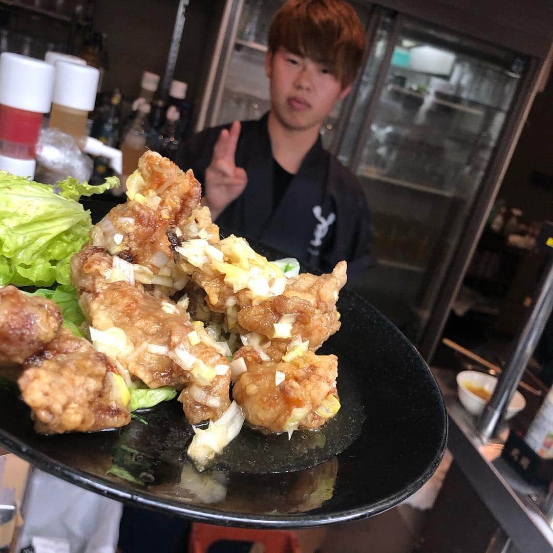 のインスタグラム：「こんばんは！弁慶新大宮店です！！ 今日は賄いで油淋鶏を頂きました💞 一生懸命働いた後のご飯は最高です！ 僕たちと一緒に働く仲間いつでも募集中です！アルバイトをお探しの方は一度弁慶新大宮店へご連絡を！！ お待ちしております！😘 ではまた明日👋 #弁慶新大宮店 #九州料理 #炉端  #新大宮駅 #新大宮駅近 #徒歩1分 #新大宮居酒屋 #奈良居酒屋 #nara #泳ぎイカ #炉端焼き #日本酒 #地酒 #焼酎 #instgram #instapic #instagood #instalike #instafriend」