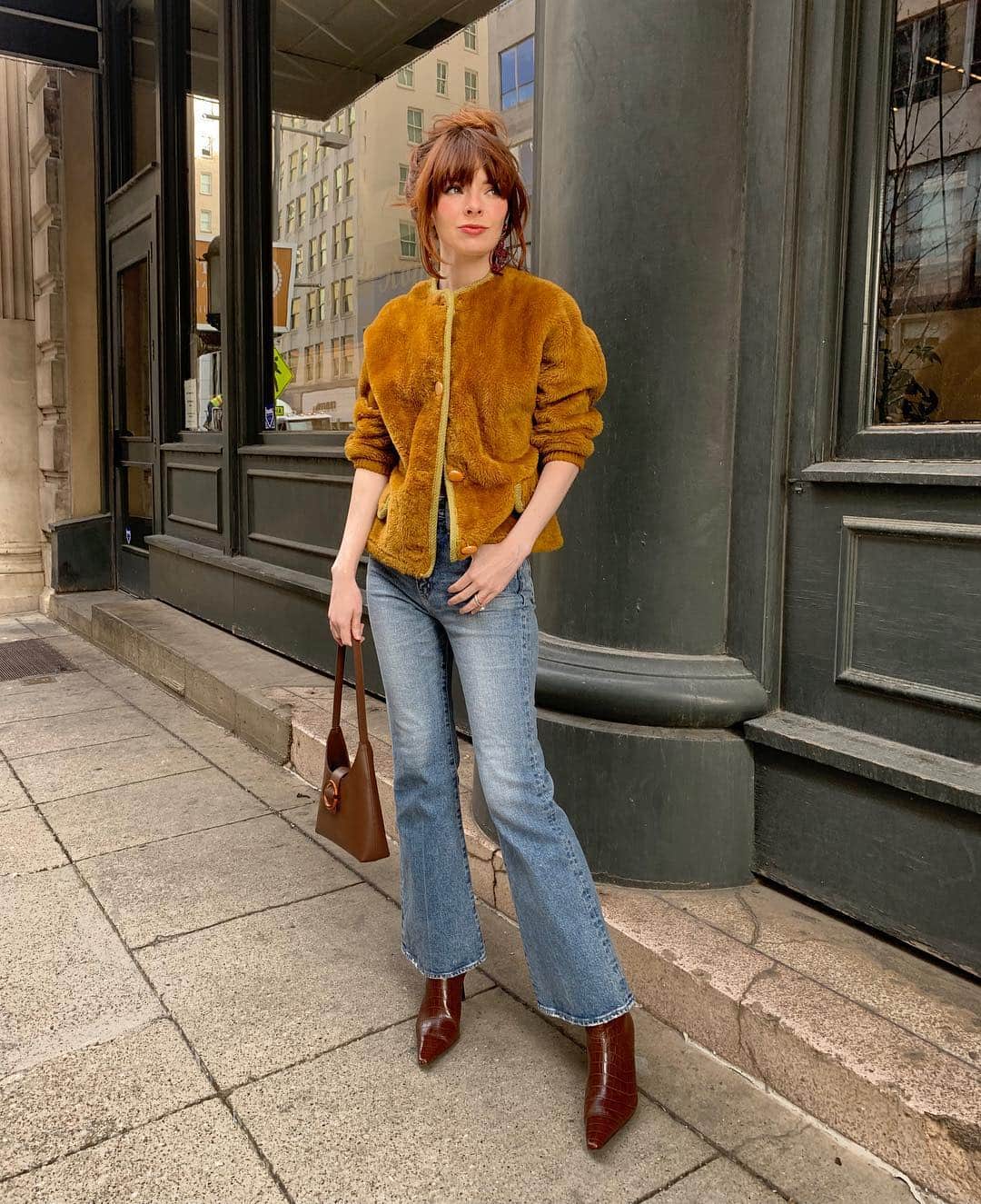 ジェーン・アルドリッジのインスタグラム：「Full on 00’s style with my pointed square toe boots and flare (!!) jeans. Blog post up today about how obsessed I am with these jeans 🙏」