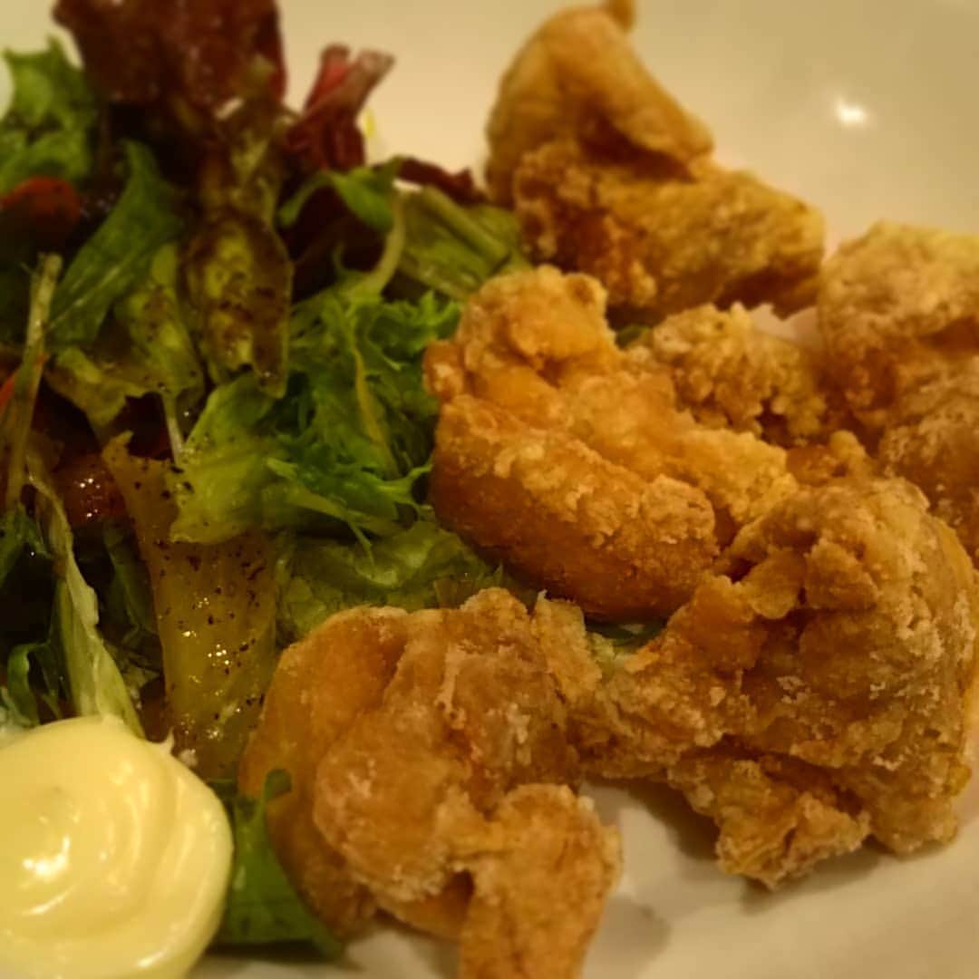 のインスタグラム：「本日のまかないはとてもおいしい料理長の鶏の唐揚げですよ。  #九州うまか#九州うまか北浜店#北浜#淀屋橋#天満橋#京橋#肥後橋#堺筋本町#大阪#大阪グルメ#居酒屋#日本酒#焼酎#純米#泳ぎイカ#もつ鍋#九州料理#九州#博多#福岡#鹿児島#宮崎#佐賀#長崎#大分#熊本#肉#まかない#鶏唐揚げ」