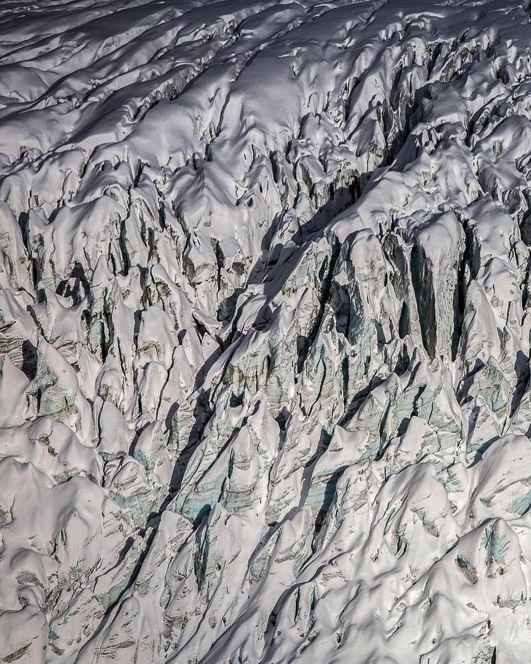 ナショナルジオグラフィックさんのインスタグラム写真 - (ナショナルジオグラフィックInstagram)「Photo by @jimmychin | Abstract perfection in imperfection, found in the cracked glaciers outside Bella Coola, British Columbia. For more images of adventures in BC follow @jimmychin.」3月17日 0時03分 - natgeo