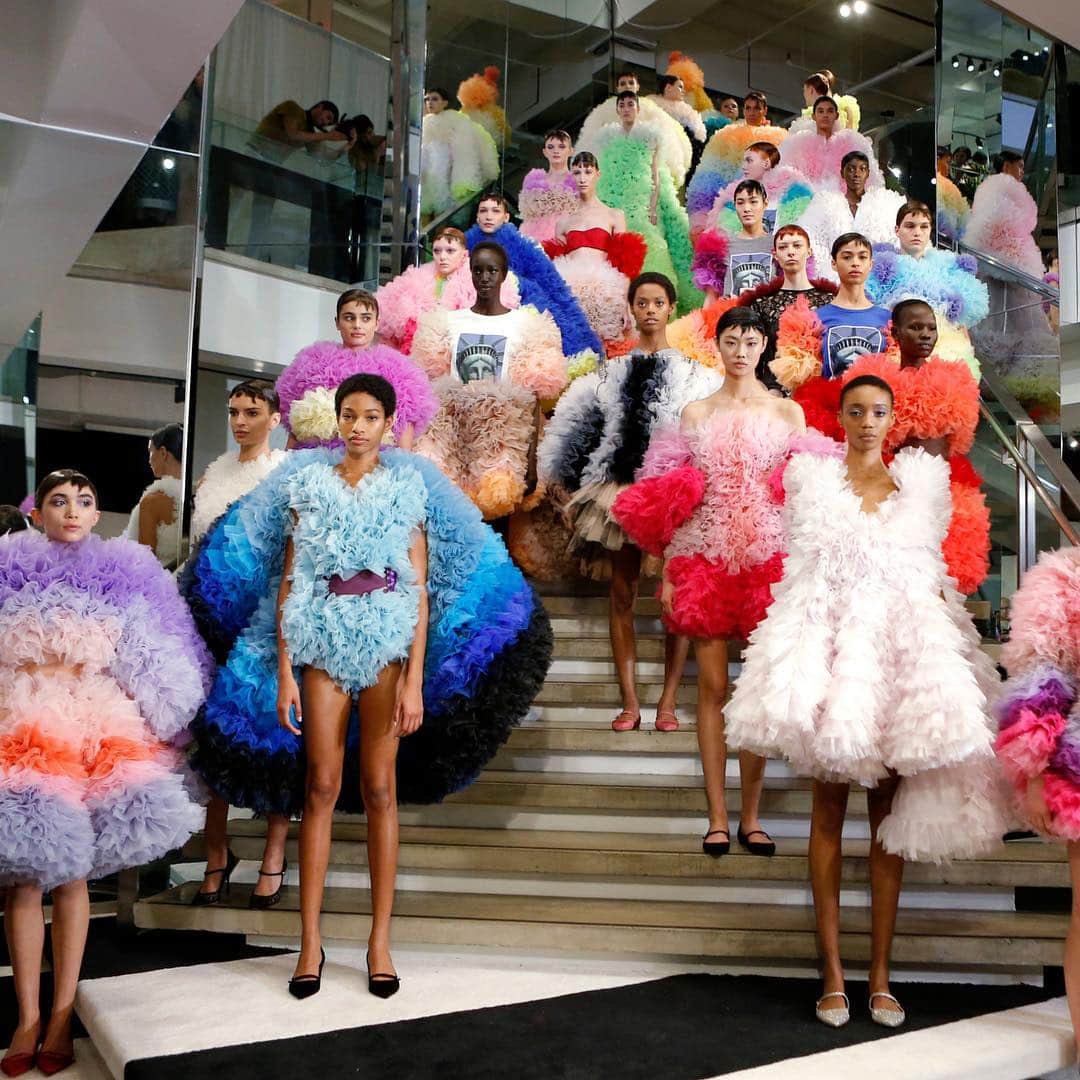 Fashion Weekのインスタグラム：「A sea of rainbows at @tomokoizumi's February 2019 Fashion week debut 🌈⠀ 📸 @wwd」