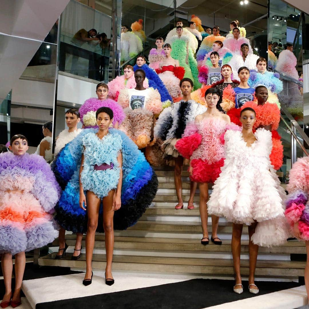 Fashion Weekさんのインスタグラム写真 - (Fashion WeekInstagram)「A sea of rainbows at @tomokoizumi's February 2019 Fashion week debut 🌈⠀ 📸 @wwd」3月17日 0時03分 - fashionweek