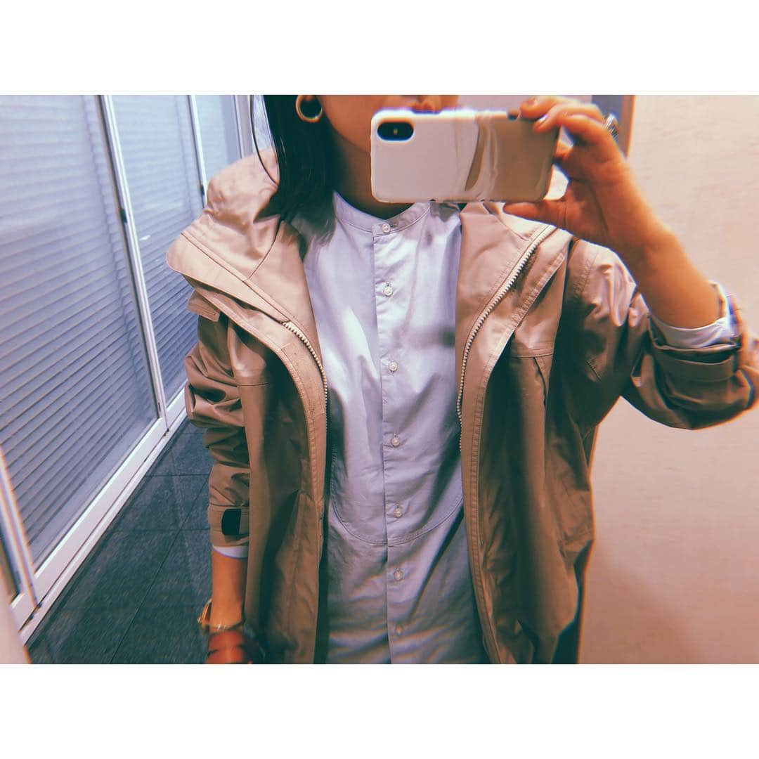 川上さやかさんのインスタグラム写真 - (川上さやかInstagram)「@jw_anderson × @uniqlo のスタンドカラーシャツ❤︎ いい色🇸🇴 #blouson #deuxiemeclasse  #shirts #uniqlo #jwanderson #pants #beautyandyouth #bag #loewe #shoes #manoloblahnik」3月17日 0時06分 - sk_120