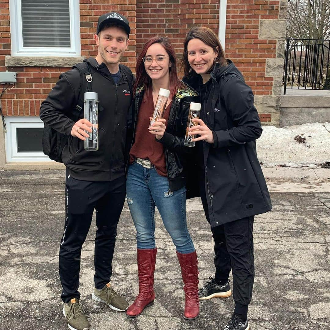 ケイトリン・オズモンドさんのインスタグラム写真 - (ケイトリン・オズモンドInstagram)「Jealous I won’t be flying with these two to Japan today! But at least I can help keep them hydrated for the long flight thanks to @vossworld ! Best of luck at your first worlds! (And good luck to @evelynwalsh_  who was already headed to the airport) #stayhydrated #tangerinelemongrass #itsfreezingoutside」3月17日 0時12分 - kaetkiss