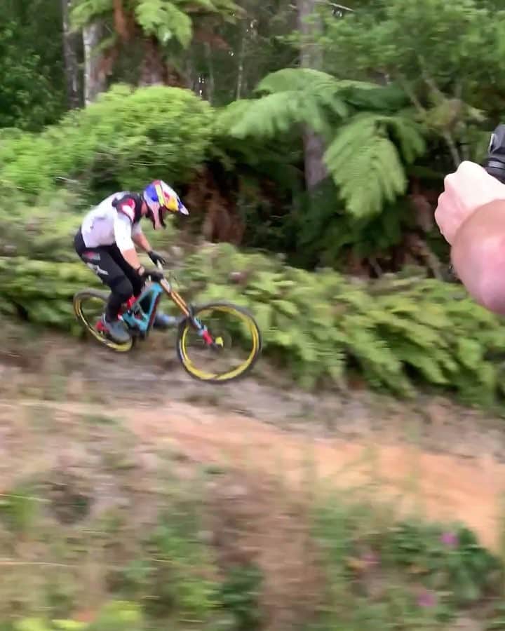 のインスタグラム：「Behind the scenes. 🎬 🚲: @brookmacdonald6 🎥: @mattygmiles @rebullbike #bike #downhill #mtb #redbull #givesyouwings」