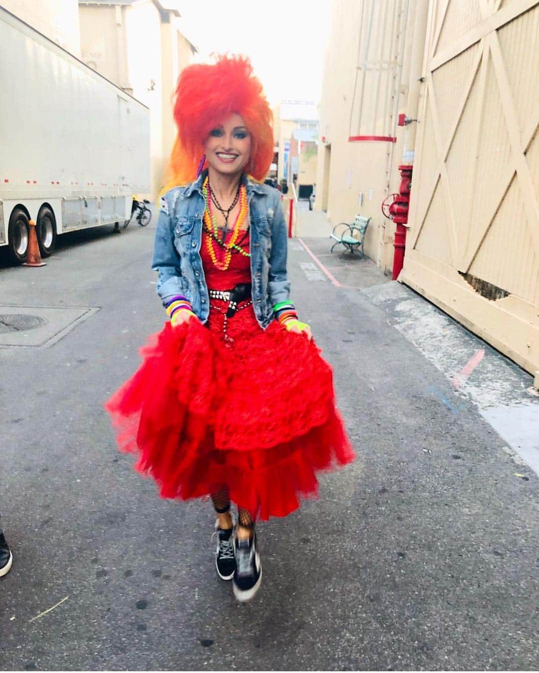 ジャーダ・デ・ラウレンティスさんのインスタグラム写真 - (ジャーダ・デ・ラウレンティスInstagram)「Living out all of my 80s @cyndilauper dreams tmrw on #GiadaEntertains w/ an 80s-themed menu to match! Sun 11:30am @foodnetwork」3月17日 0時13分 - giadadelaurentiis