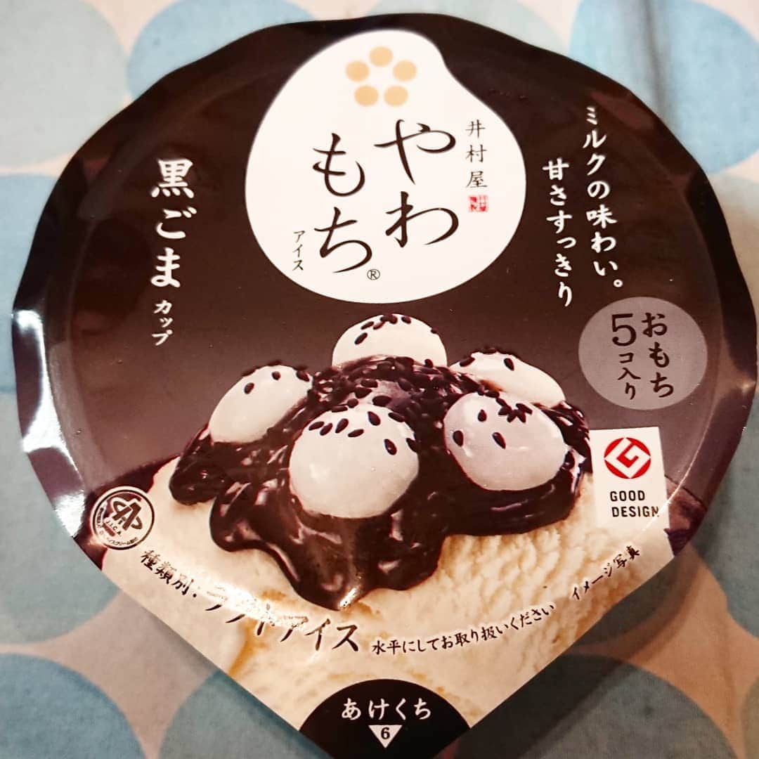 柴子さんのインスタグラム写真 - (柴子Instagram)「本日のアイス。 やわもち　黒ごまカップ！ うん、ゴマ(笑) #散財デ部 #アマイモノスキー #ごまアイス」3月17日 0時14分 - senogawadogs
