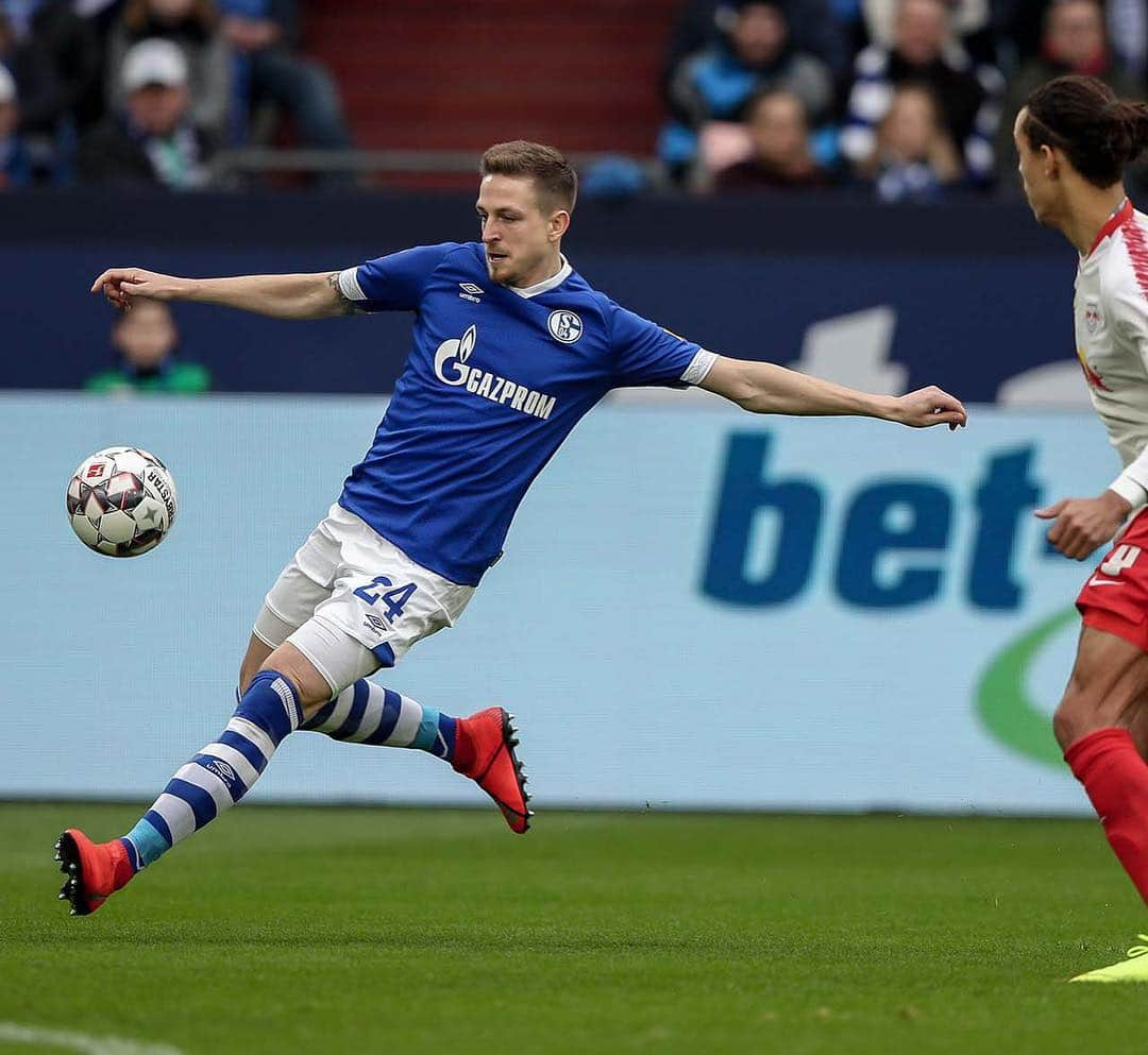 シャルケ04さんのインスタグラム写真 - (シャルケ04Instagram)「🎼 Auf geht‘s, SCHALKE 🎼👊🏼👊🏼👊🏼 HT #S04RBL 0-1 . . #S04 #Schalke #Knappen #Königsblau #🔵⚪️ #Matchday #Futbol #Football #Soccer」3月17日 0時16分 - s04