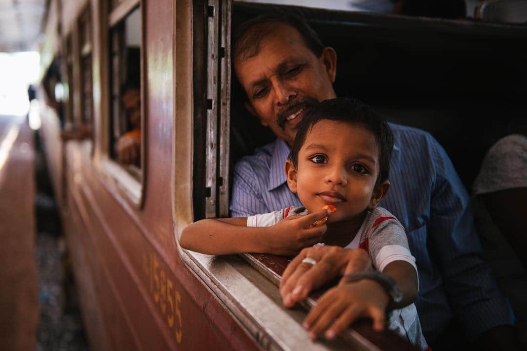 のインスタグラム：「Photo by @max.lowe | A young boy looks out the train window with his father in Hikkaduwa, Sri Lanka. #SriLanka #Family」
