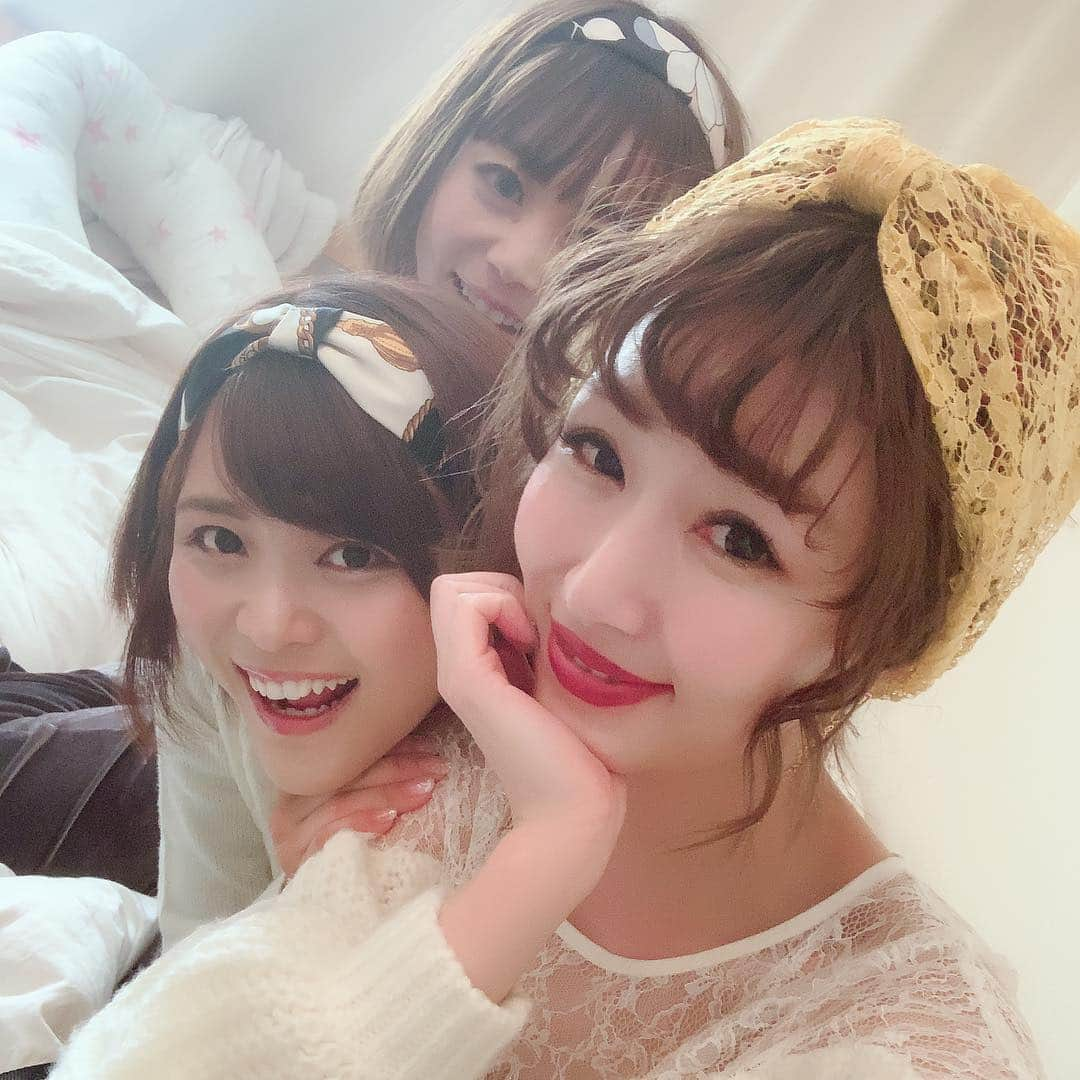 東紗友美さんのインスタグラム写真 - (東紗友美Instagram)「娘に会いにきてくれた皆と。 私がMCをしていた懐かしのWEB番組📺水曜映画喫茶のメンバーです。 三人のLINEが面白くて、ツボです。 我が家に来てくれたのですが、たくさんの美味しいケーキやお菓子を持って！ プレゼントも持って！ 季節外れのサンタさんかと思いました🎅 大きな荷物、きっと重かっただろうな。疲れた顔ひとつせず、優しいな。 2人の思いやりに感謝しないと！ @mai.umeno  @hirayama_yumiko  ありがとう❤️」3月17日 0時19分 - higashisayumi