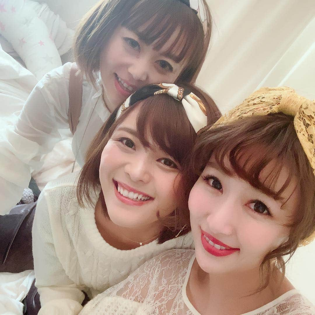 東紗友美さんのインスタグラム写真 - (東紗友美Instagram)「娘に会いにきてくれた皆と。 私がMCをしていた懐かしのWEB番組📺水曜映画喫茶のメンバーです。 三人のLINEが面白くて、ツボです。 我が家に来てくれたのですが、たくさんの美味しいケーキやお菓子を持って！ プレゼントも持って！ 季節外れのサンタさんかと思いました🎅 大きな荷物、きっと重かっただろうな。疲れた顔ひとつせず、優しいな。 2人の思いやりに感謝しないと！ @mai.umeno  @hirayama_yumiko  ありがとう❤️」3月17日 0時19分 - higashisayumi