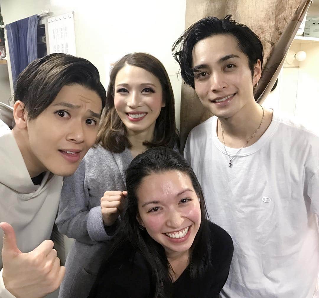 のインスタグラム：「#プリシラ 終演後は #RedHotAndCOLE 観劇！久々の博品館劇場へ。コールポーター役の #屋良朝幸 氏は相変わらず最高だった。数々の名曲を生み出した #ColePorter を演じるのはすごいよ！！ #真瀬はるか はもう美しすぎて一旦ドン引き。 #矢田悠祐 は役の幅広さで笑いました。 #木内健人 、色んなところで色んな役で出て来ててびっくり！！ 明日の千秋楽もがんばってくださいー！！ #musical #tokyo #legallyblonde #キューティブロンド 仲間😍 #再演出れなかった組 #anythinggoes #kissmekate #cole #porter #legend」