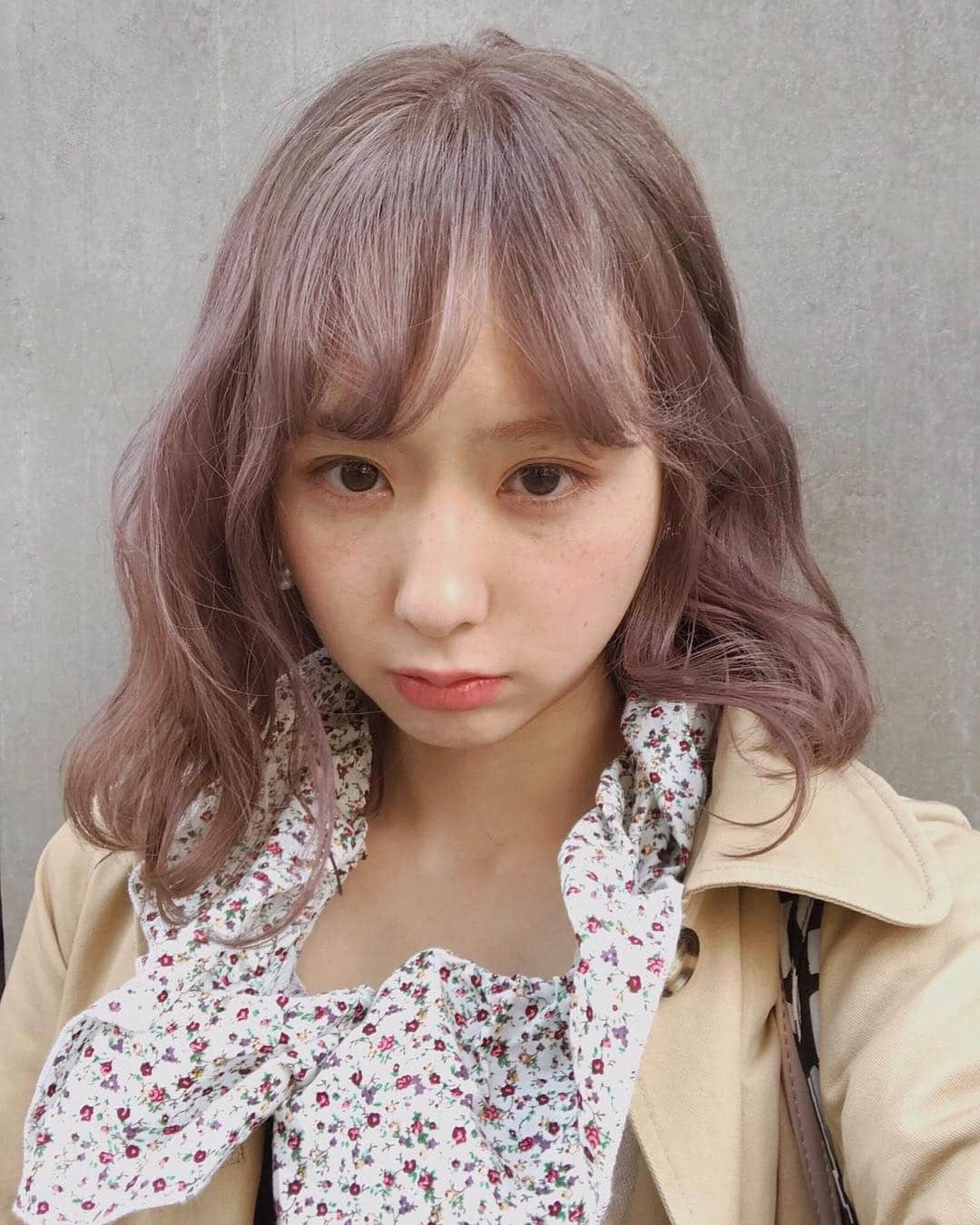 AMOさんのインスタグラム写真 - (AMOInstagram)「Bettieでヘアメンテナンス ✂︎ 前回とおなじく 染め上がりがほんのりラベンダー色。 色落ちしていくと やわらかなベージュに変化する計画👱🏼‍♀️ でもこの状態はこの状態で 春らしくて良い🌿🌿🌿 20代前半の頃は、もっと濃いラベンダーにしていたなあ。 ぶどうのキャンディーみたいな🍇 山ちゃん、Bettieの皆さま いつもありがとうございます😊 @yumiko__yamamoto @bettie_tokyo  花粉皮膚炎で肌ぼろぼろ。。。」3月17日 0時22分 - amo_whale