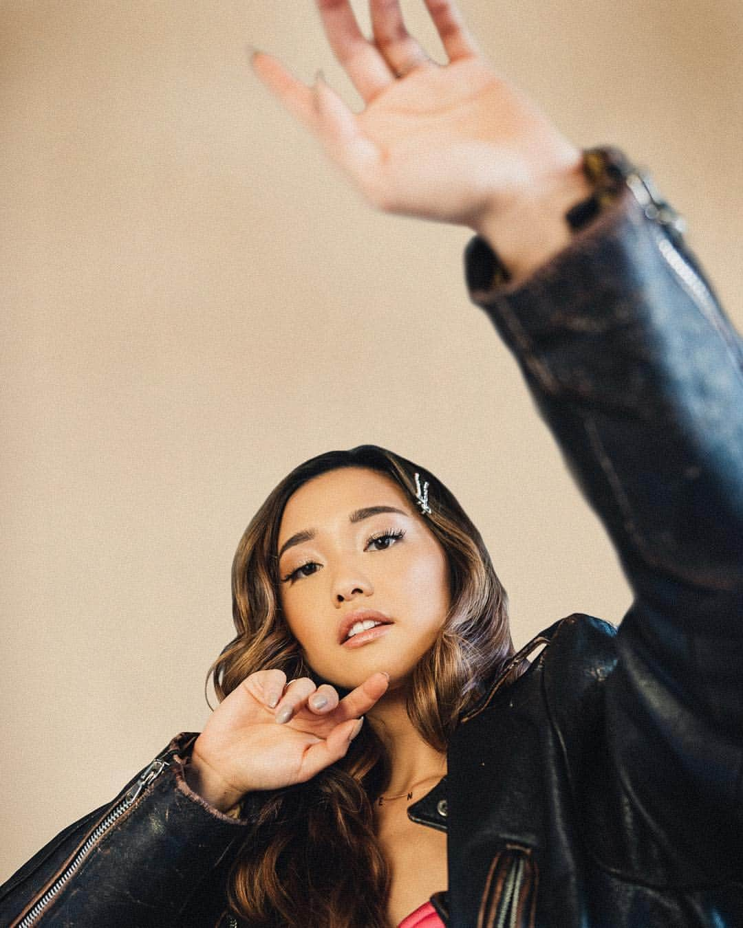 Jenn Imさんのインスタグラム写真 - (Jenn ImInstagram)「Raise your hand if you've been personally victimized by daylight savings 🕐  photog: @messinaphotos  creative dir: @vannganguyen hair / mua: @ariannachayleneblean stylist: @kaitlynvitug asst: @ed___ardo  pub: @theadvntsociety」3月17日 0時28分 - imjennim