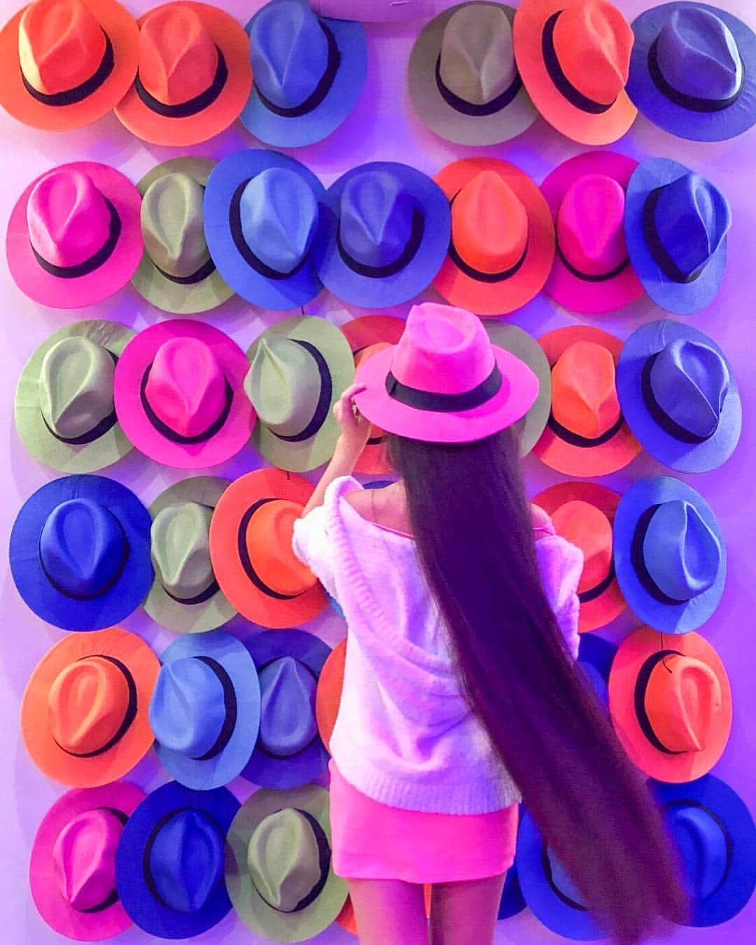 Laraさんのインスタグラム写真 - (LaraInstagram)「. Hats Hats Hats How many hats？ 🧢 🎩 🧢 💙💜 💚 🧡💕」3月17日 0時23分 - fa_la_lara