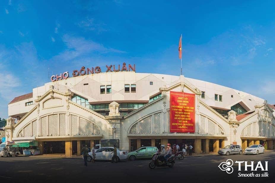 のインスタグラム：「Chợ Đồng Xuân, or Đồng Xuân Market, is the largest covered market of Hanoi, Vietnam where you can find a wide variety of goods sold, from food and clothes to household items. It also holds a night market selling traditional food, handicrafts, and many kinds of souvenirs for tourists. . #ThaiAirways #ChoDongXuan #DongXuanMarket #Hanoi #Vietnam #FlyTHAItoHanoi」