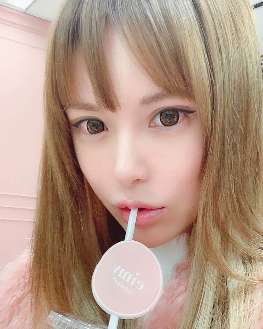 森藤恵美さんのインスタグラム写真 - (森藤恵美Instagram)「今日着てたファーのコートもピンクだった👙🦄🌺🌸💒🎀💗 #pink #eimyistoire」3月17日 0時35分 - emi_morifuji