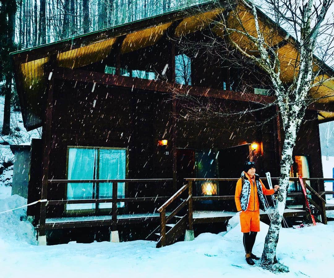 マイケル富岡さんのインスタグラム写真 - (マイケル富岡Instagram)「私をスキーに連れてって♡という事で桜が咲く頃に スキー合宿♪で、思いっきり雪…ゲレンデ上のログコテージ…最高ですな #love #ski #k2 #rossignol #wacoal #スキー #春スキー #合宿 #雪 #コテージ #ログハウス #actor #actorslife #shooting #マイケル富岡 #タレント #俳優 #beautiful #nature #japan」3月17日 0時37分 - michaeltomioka