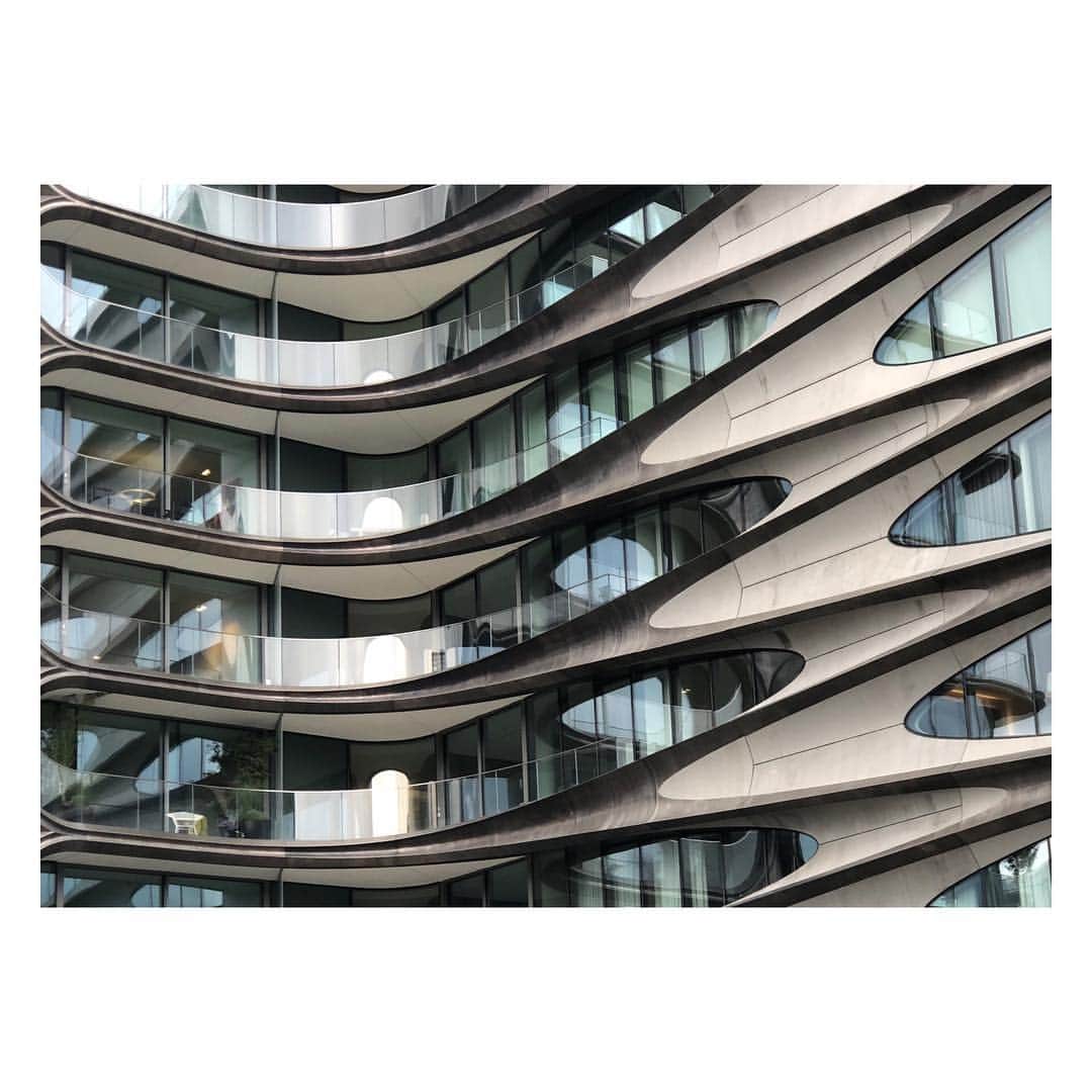 デニズテルリのインスタグラム：「Some Zaha Hadid magic.  #zahahadid #inspiration #femalerolemodels #icon #femeninenergy  #girlboss #denizterli #architecture #newyork #hero #godess #femaledesigner #middleeastern」
